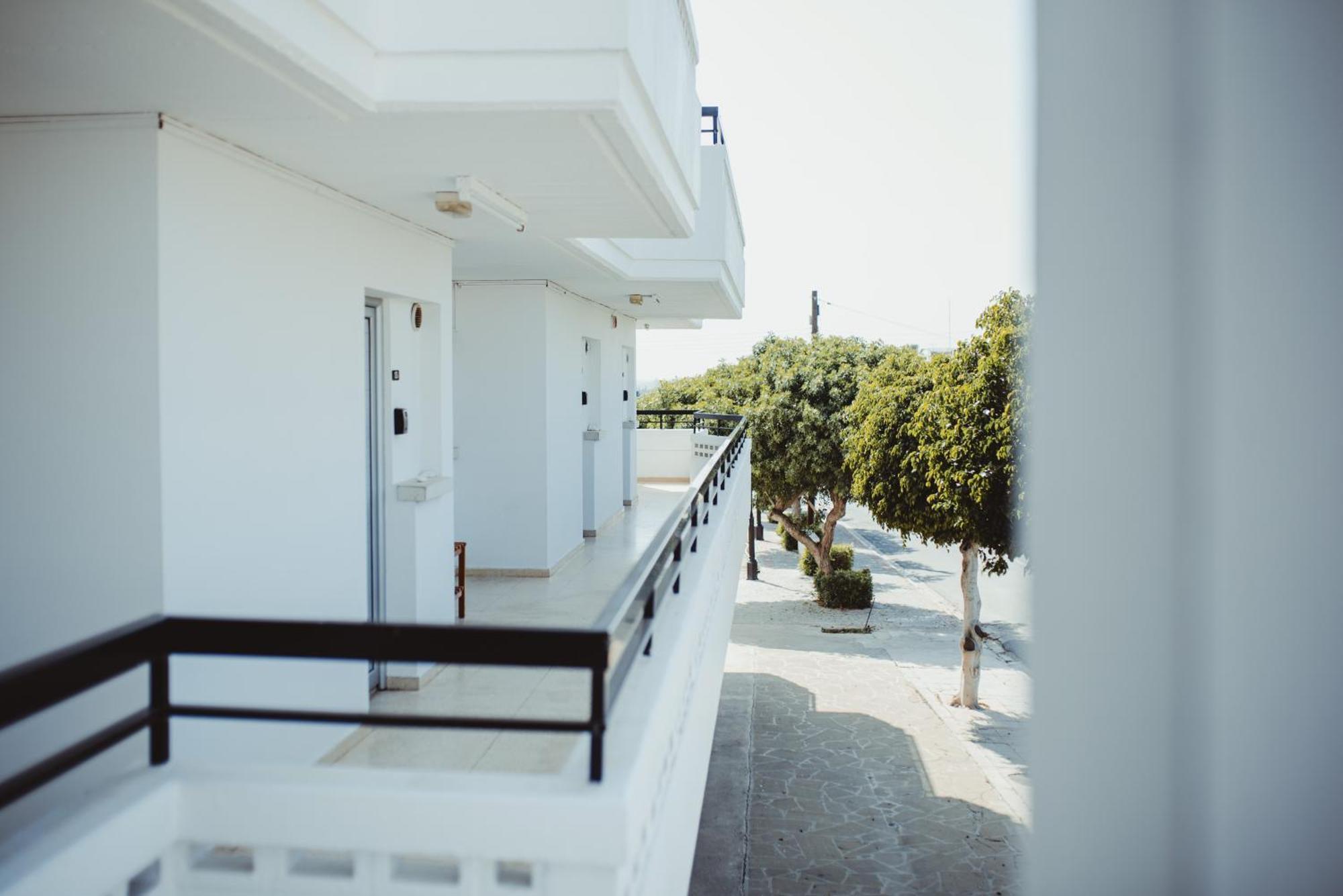 Ovis Hotel Apartments Ayía Nápa Extérieur photo